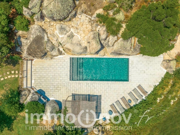 Vue extu00e9rieure de la villa de luxe en Corse u00e0 Sainte-Lucie de Porto-Vecchio par Henri Gueydan